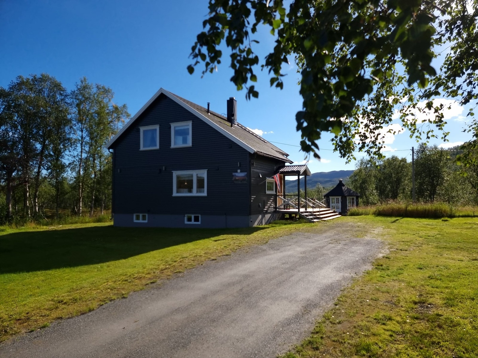 Hytte med attraktiv beliggenhet i naturskjønt område - fire soverom, to bad og grillhytte. Galleribilde