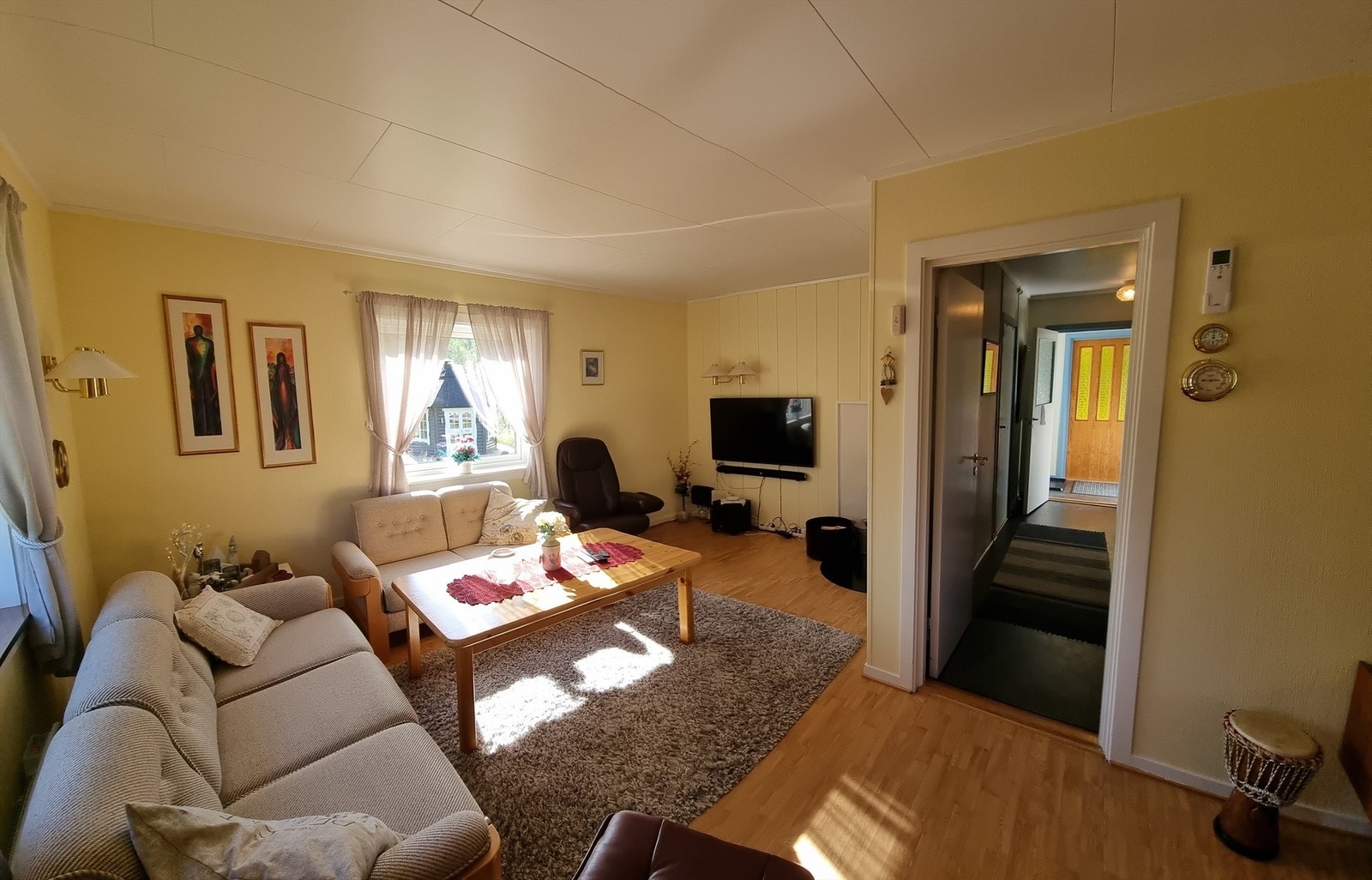 Stue med vedfyring og god plass for møbler. Galleribilde