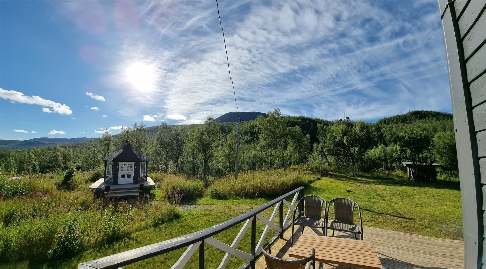 Gode solforhold på verandaen og like ved ligger grillbua. Galleribilde
