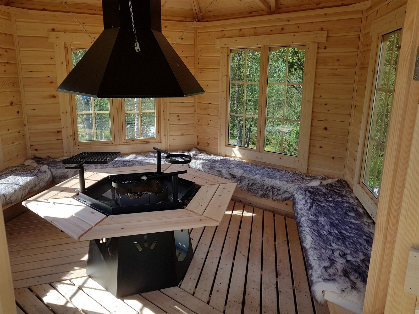 Pent opparbeidet grillhytte med god plass. Galleribilde
