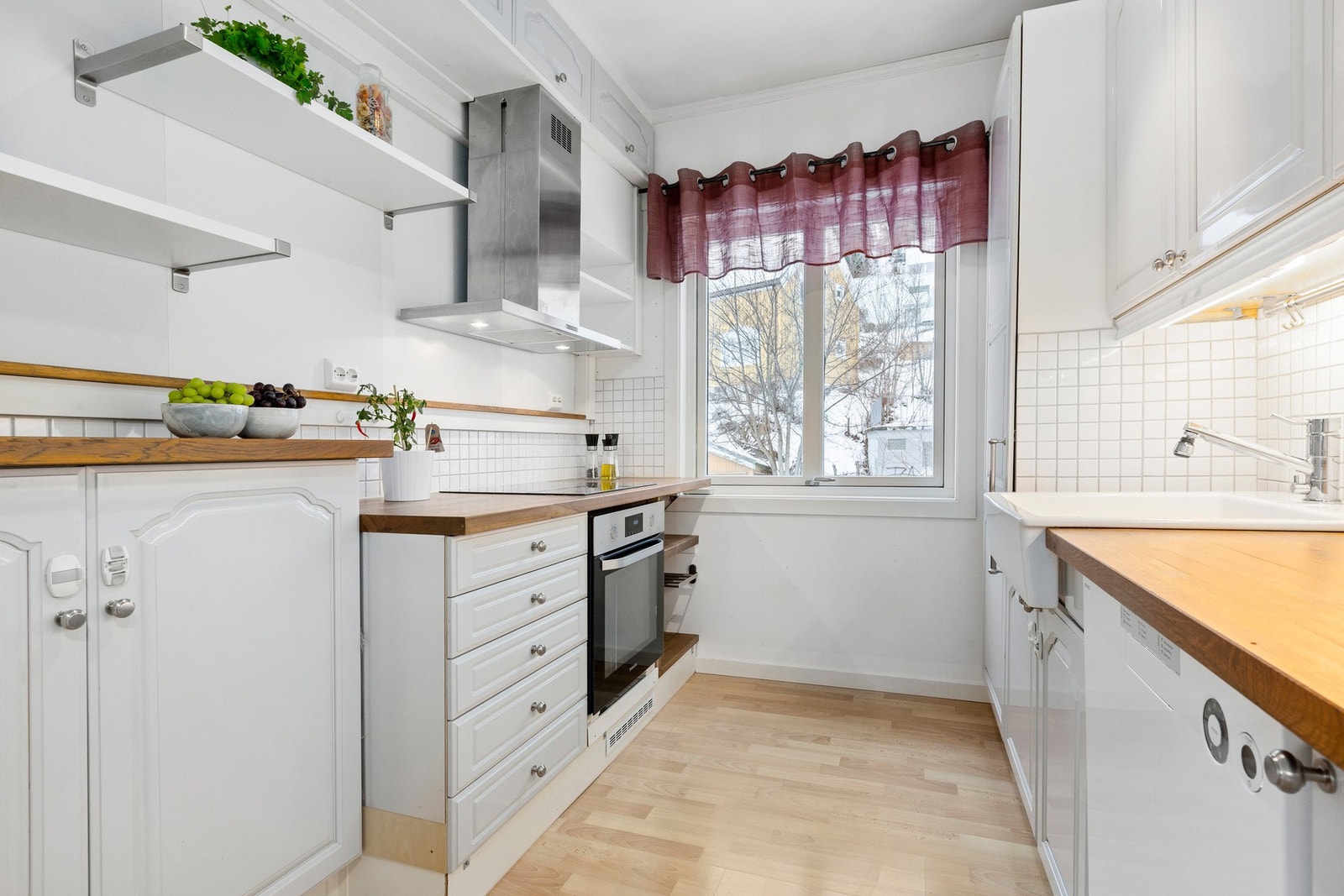 Kjøkkenet er på 6,5 kvm og byr på rikelig med skap- og benkeplass. Galleribilde