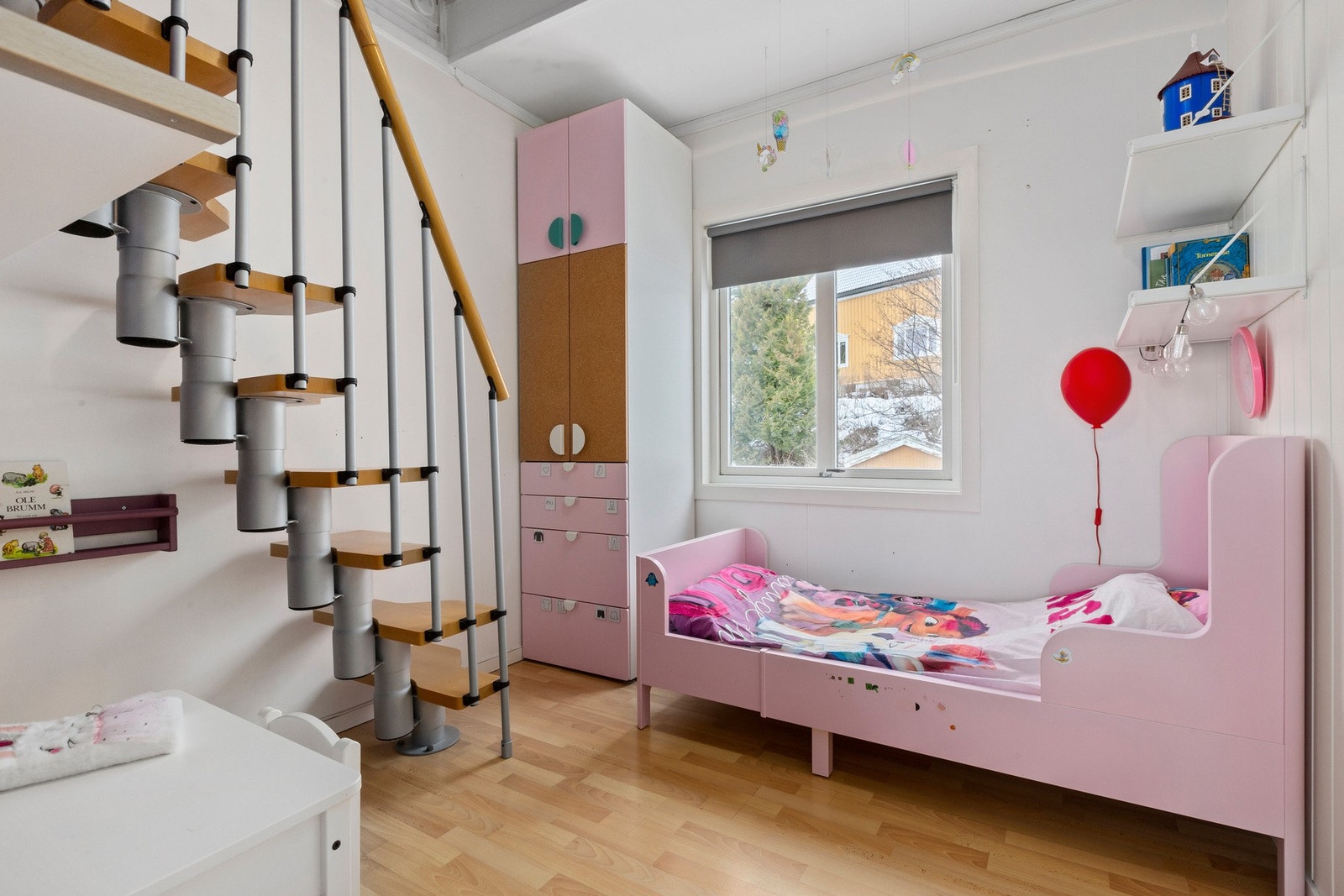 Fra det minste soverommet finner du trappen opp til loftet. Galleribilde