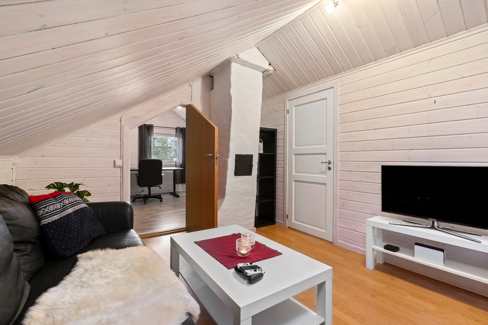 Innenfor kontoret er det innredet med en liten loftstue. Rommet er på 6,5 kvm og er ikke godkjent for varig opphold. (Se komplett salgsoppgave for mer informasjon) Galleribilde