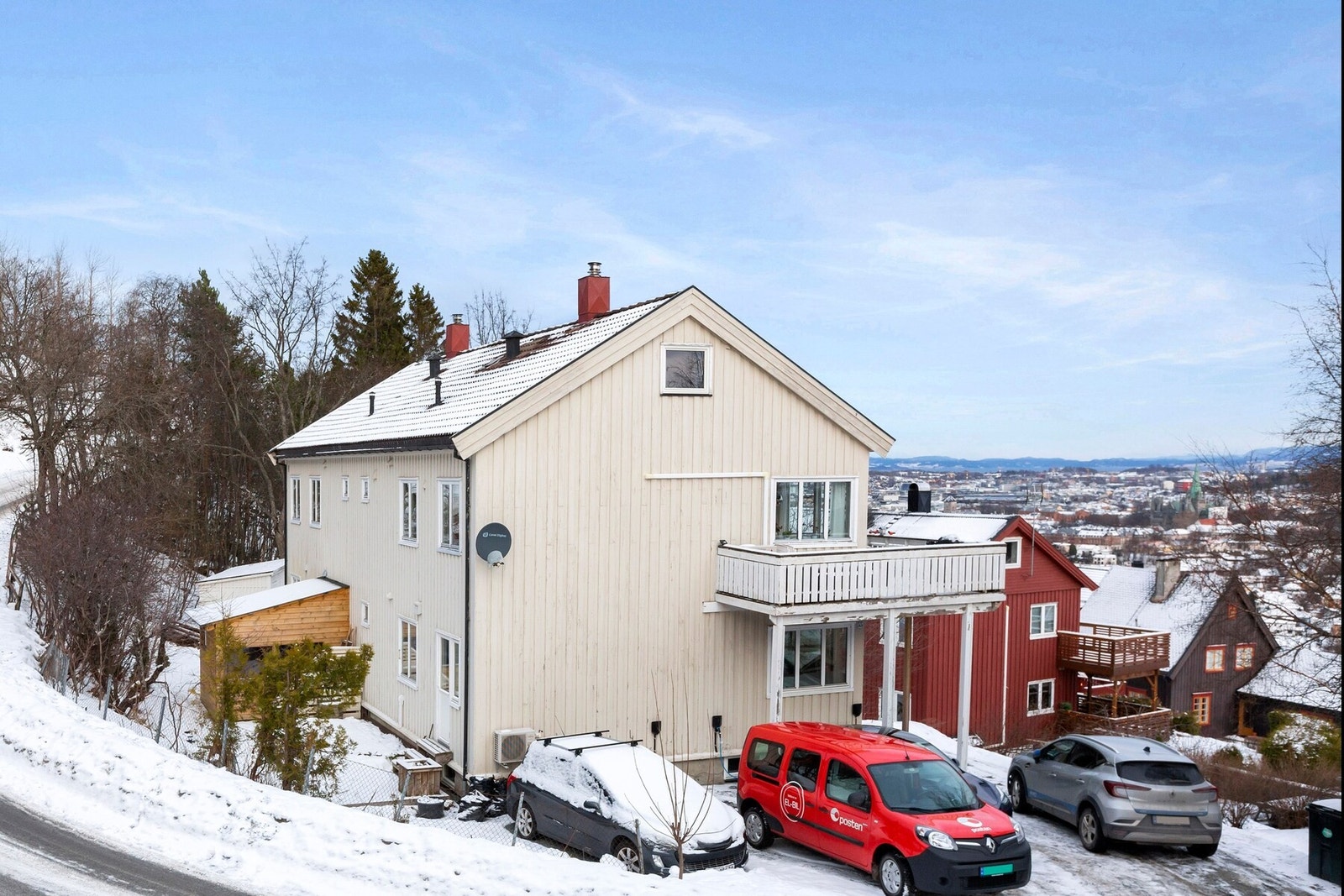 Sameiet disponerer felles oppstillingsplasser, det er også montert el-bil ladere. Galleribilde