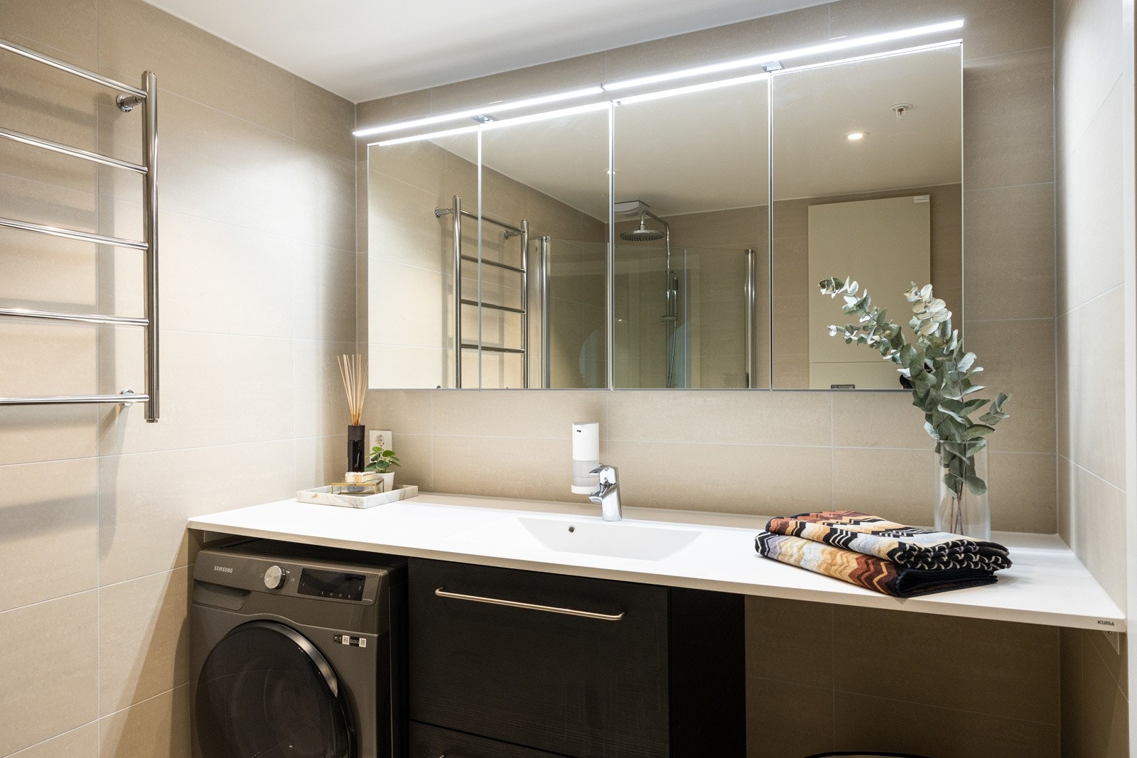 Kuma rector servant med skuffeinnredning og Grohe Eurosmart servantbatteri. Galleribilde