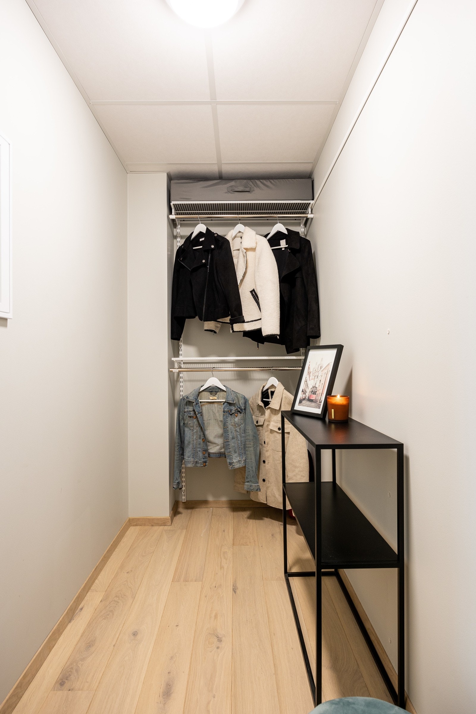 Meget praktisk omkledningsrom bak kjøkkenet. Her er det hyller, klessoppheng og god plass til kommoder etc. Galleribilde