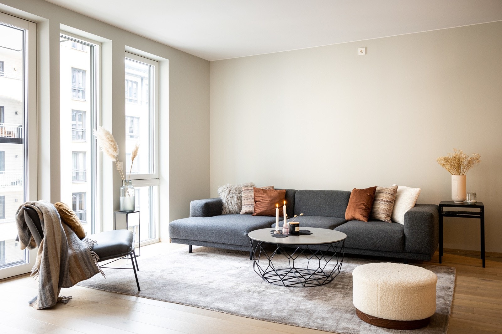 Stuen har pene overflater og god plass til sofa med tilhørende møblement. Galleribilde