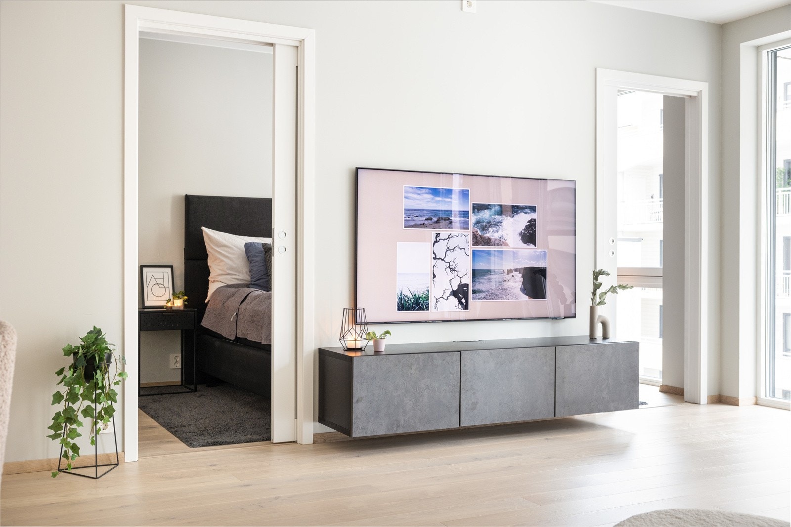 Naturlig plass til TV-benk i stuen. To innganger til soverom. Galleribilde