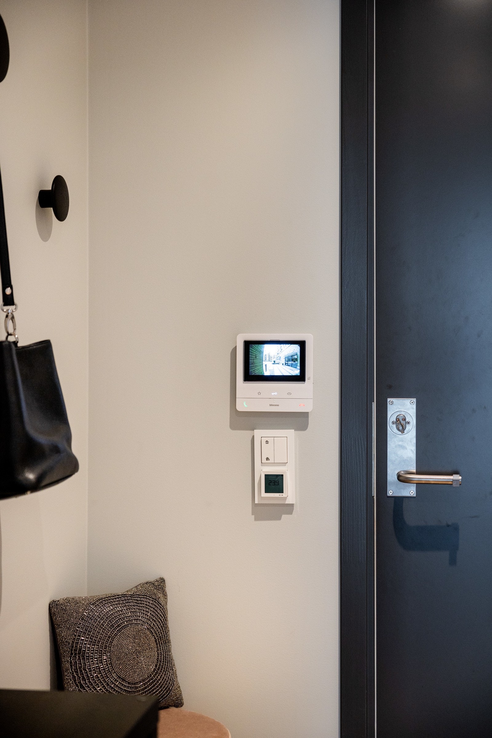 Døren er installert med en spesiell dørvrider levert av Salto som kommuniserer med de fysiske nøkkelbrikkene og med Unloc-appen som kan benyttes som døråpner. Galleribilde