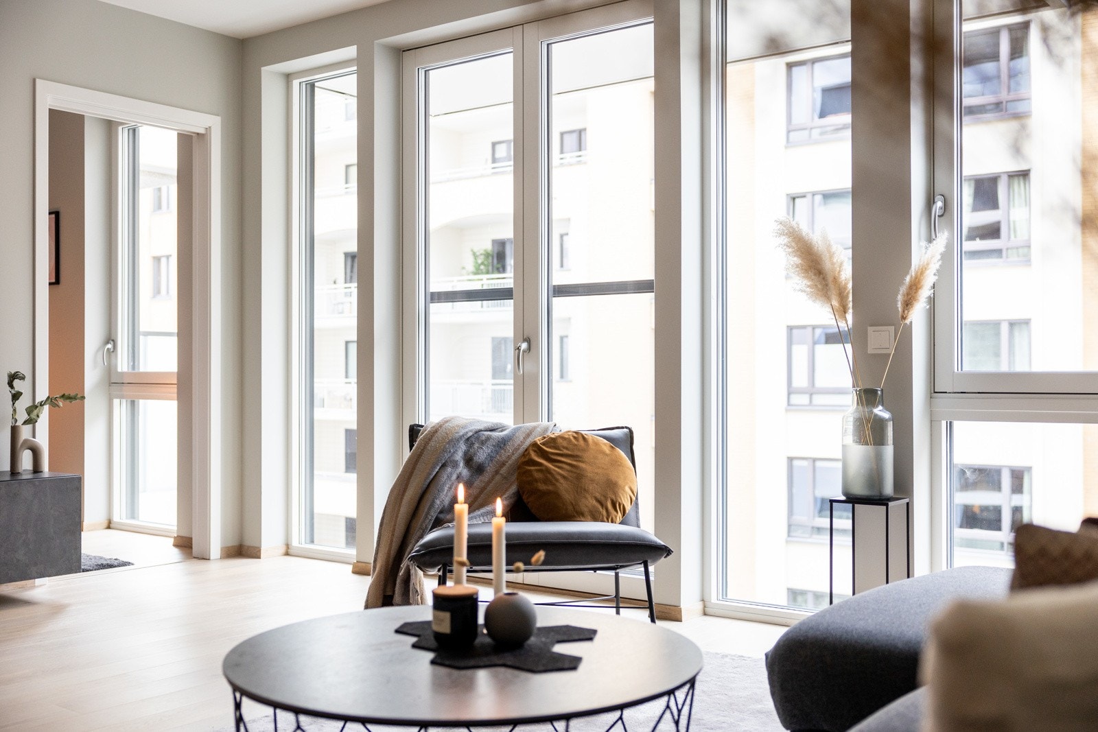 Åpent, lyst og luftig med store vinduer og fransk balkong. Galleribilde