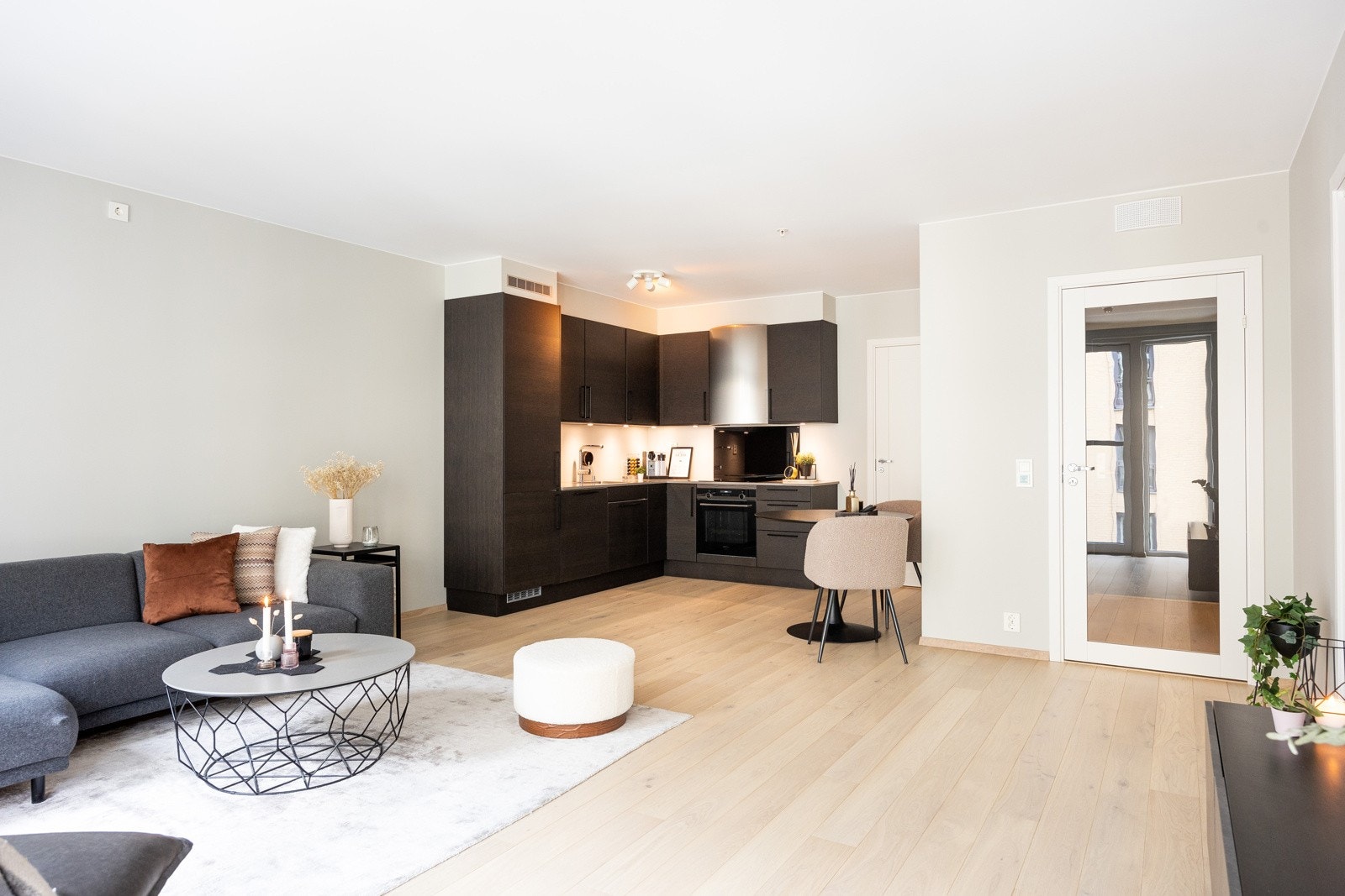 Stuen er i åpen løsning til kjøkkenet, og har god plass til sofa og spisebord. Galleribilde