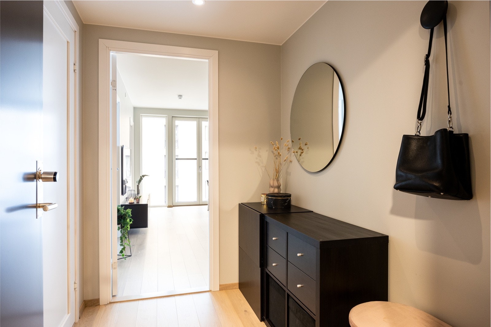 Gang med LED-downlights og overflater malt i en fin beigetone. Inngang til stue og baderom. Galleribilde