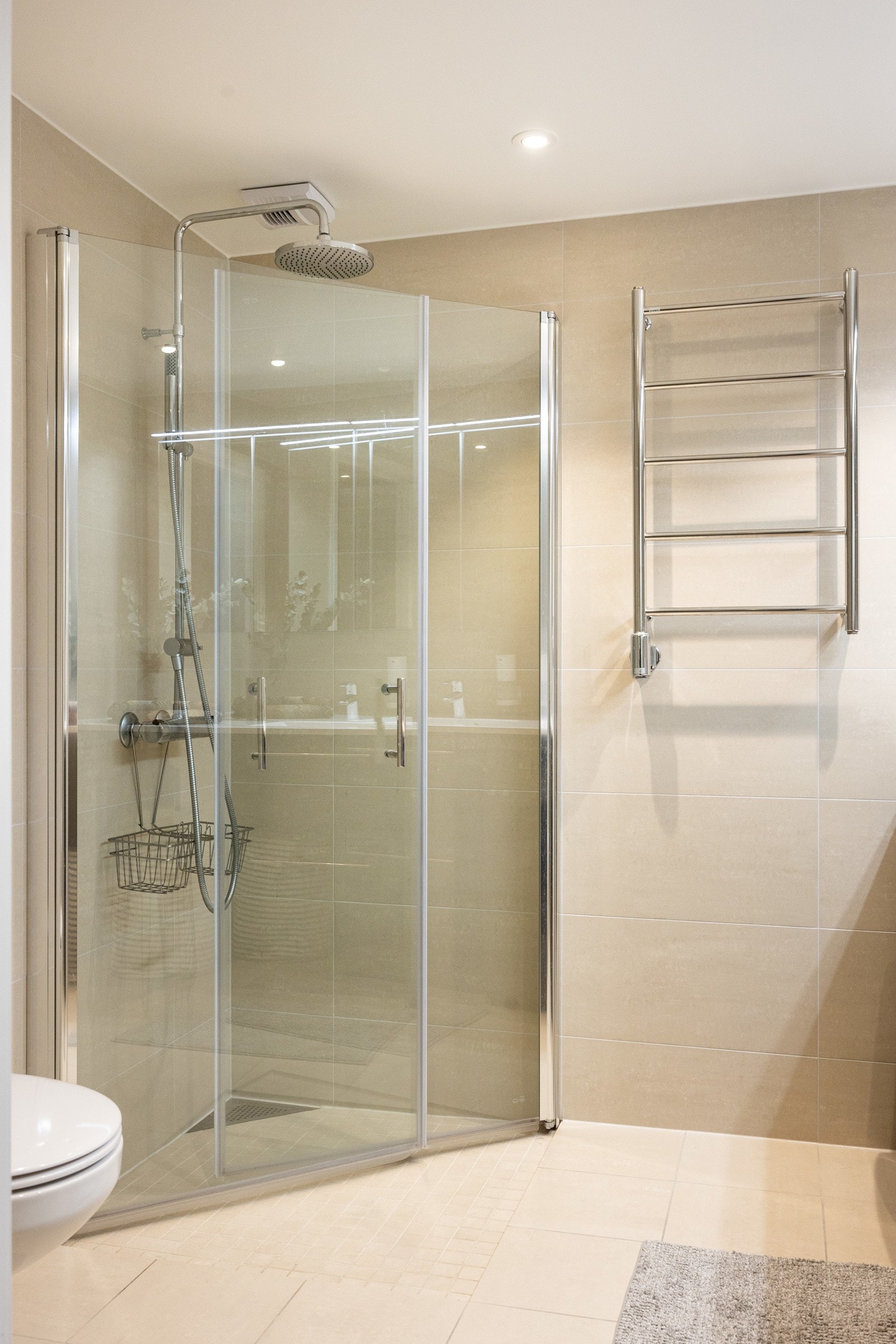 Dusjhjørne med glassdører og dusjbatteri av typen Mora Rexx S6 Shower System kombinasjonsdusj fra FM Mattson. Galleribilde