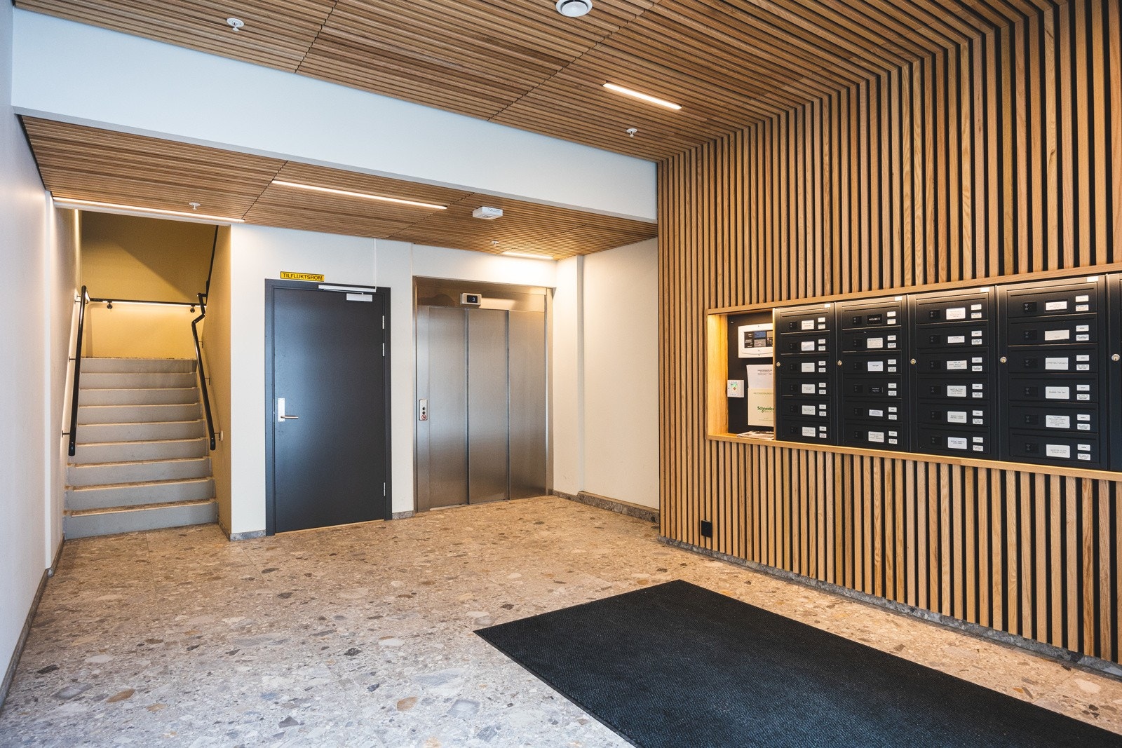 Meget pent inngangsparti. Heisadkomst. Galleribilde