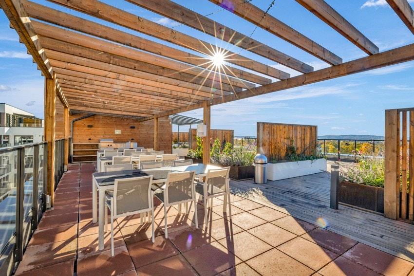 Takterrassene har flotte loungegrupper, pergola i tre, plantekasser og rekkverk i glass. Galleribilde