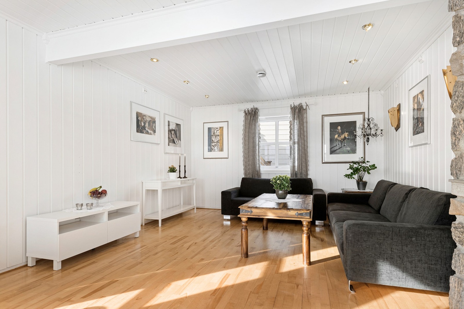 Stuen har flere møbleringsmuligheter og det er god plass til en stor sofagruppe. Galleribilde