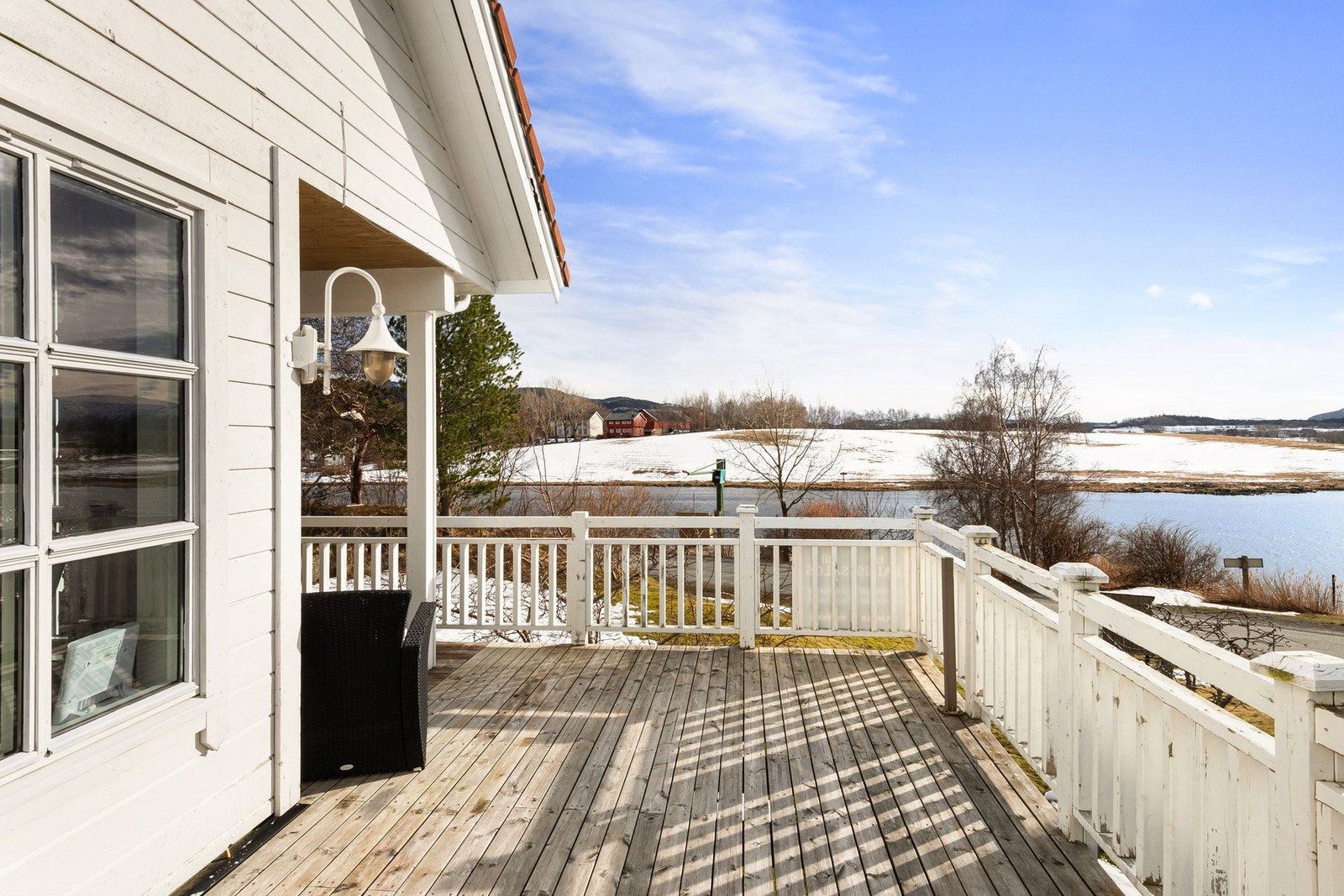 Fra stuen har du utgang til en flott terrasse med fantastiske solforhold. Her har du sola fra ca. kl. 11 til ca. kl. 22 på sommeren, i følge selger. Galleribilde