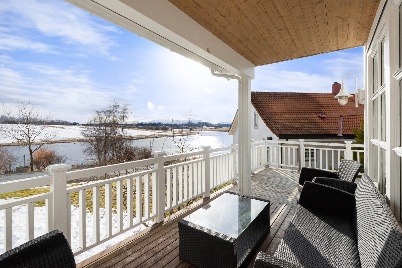Her har du god plass til utemøbler og grill. Galleribilde