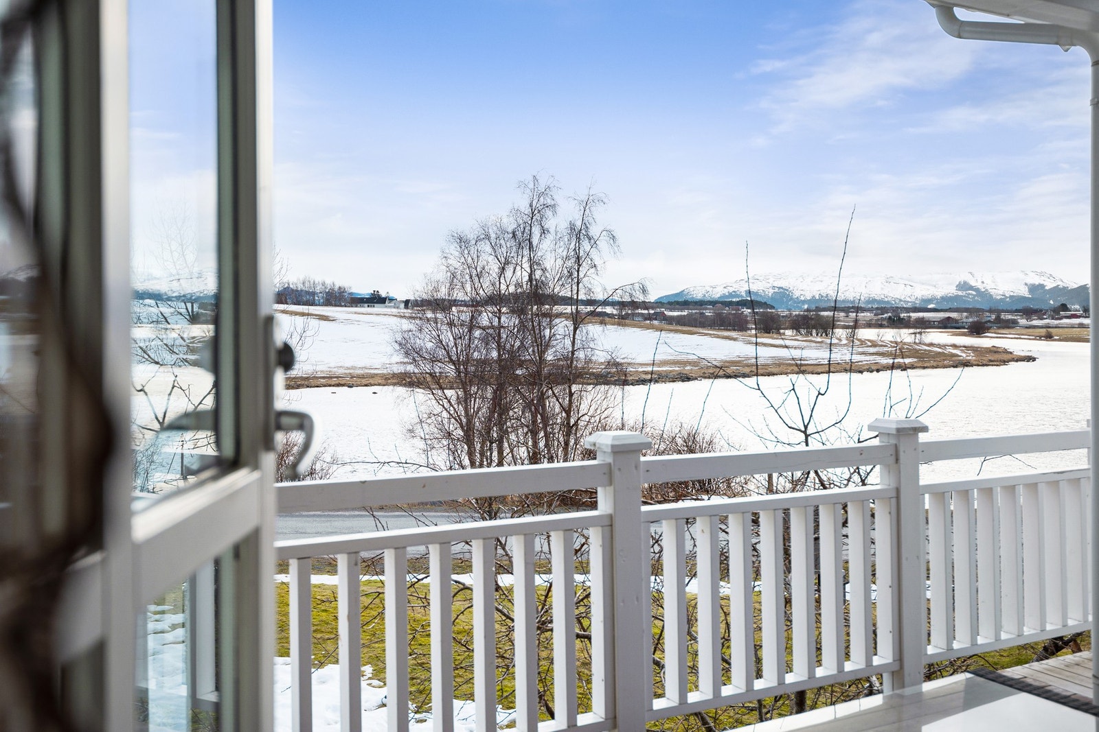 Fra kjøkkenet er det utgang til balkong med morgensol. Galleribilde