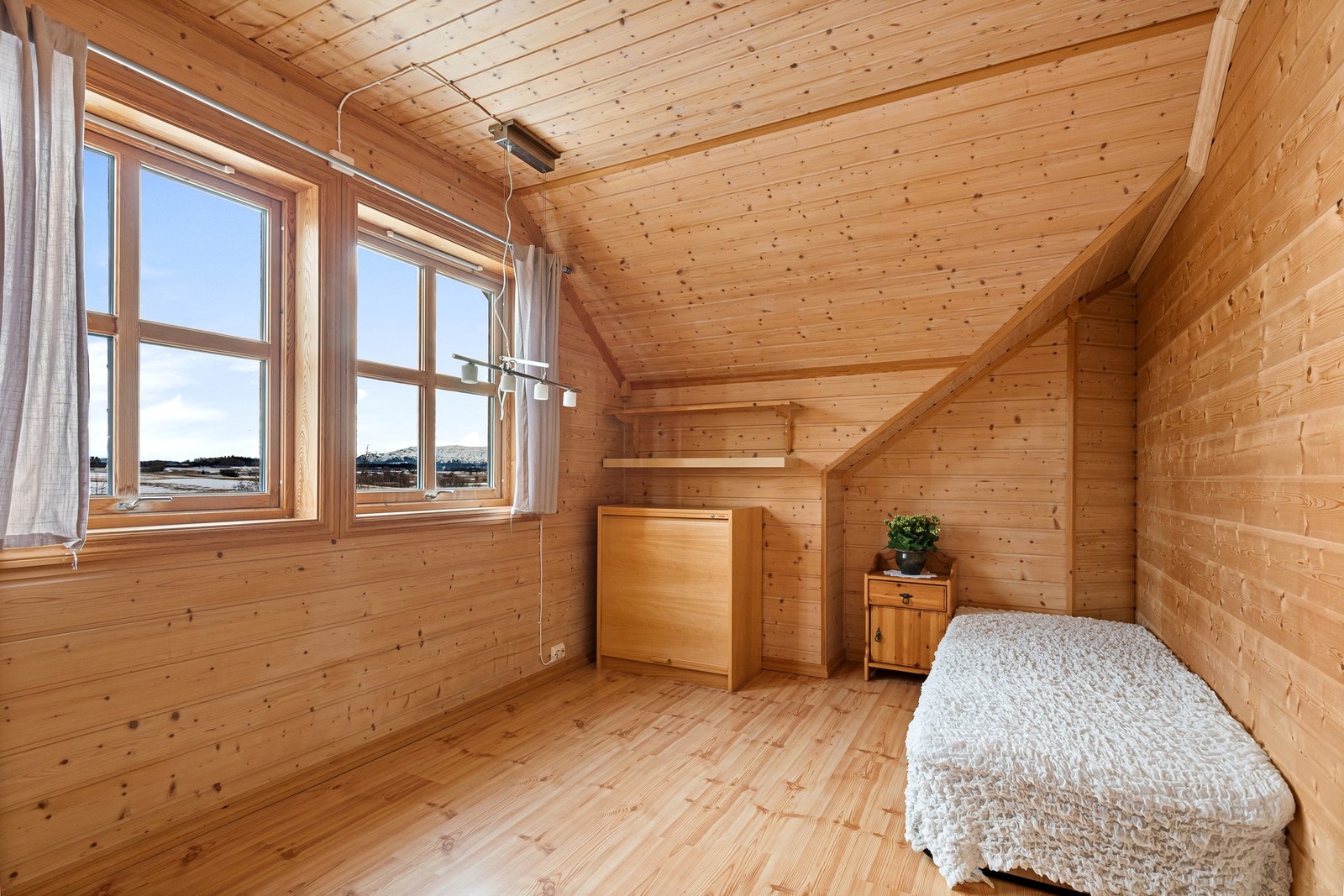 2.etasje inneholder stue, bad, 3 soverom og innvendig bod. Galleribilde