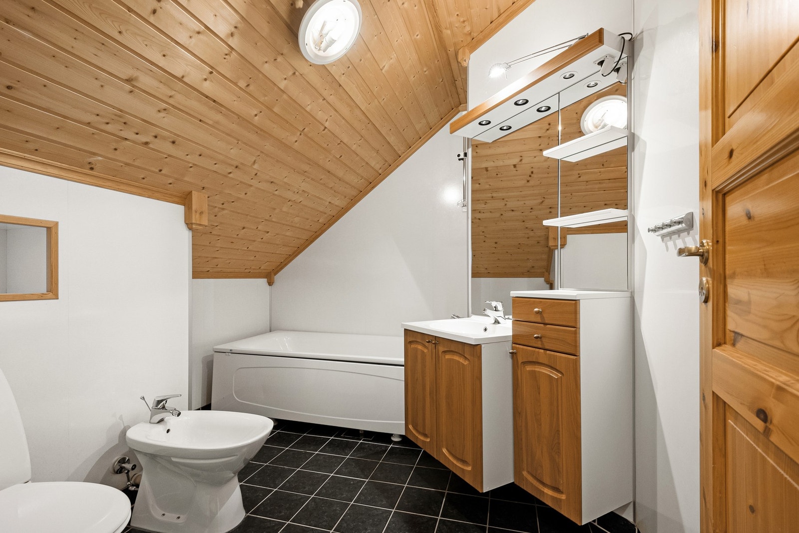 Badet i 2.etasje er utstyrt med servantskap, badekar, toalett og bidé. Galleribilde