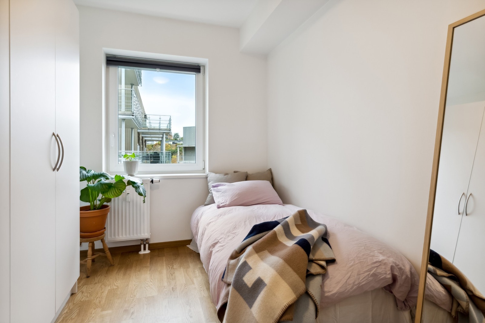 Soverom II er på 6,5m2 - radiator for oppvarming på alle rom Galleribilde