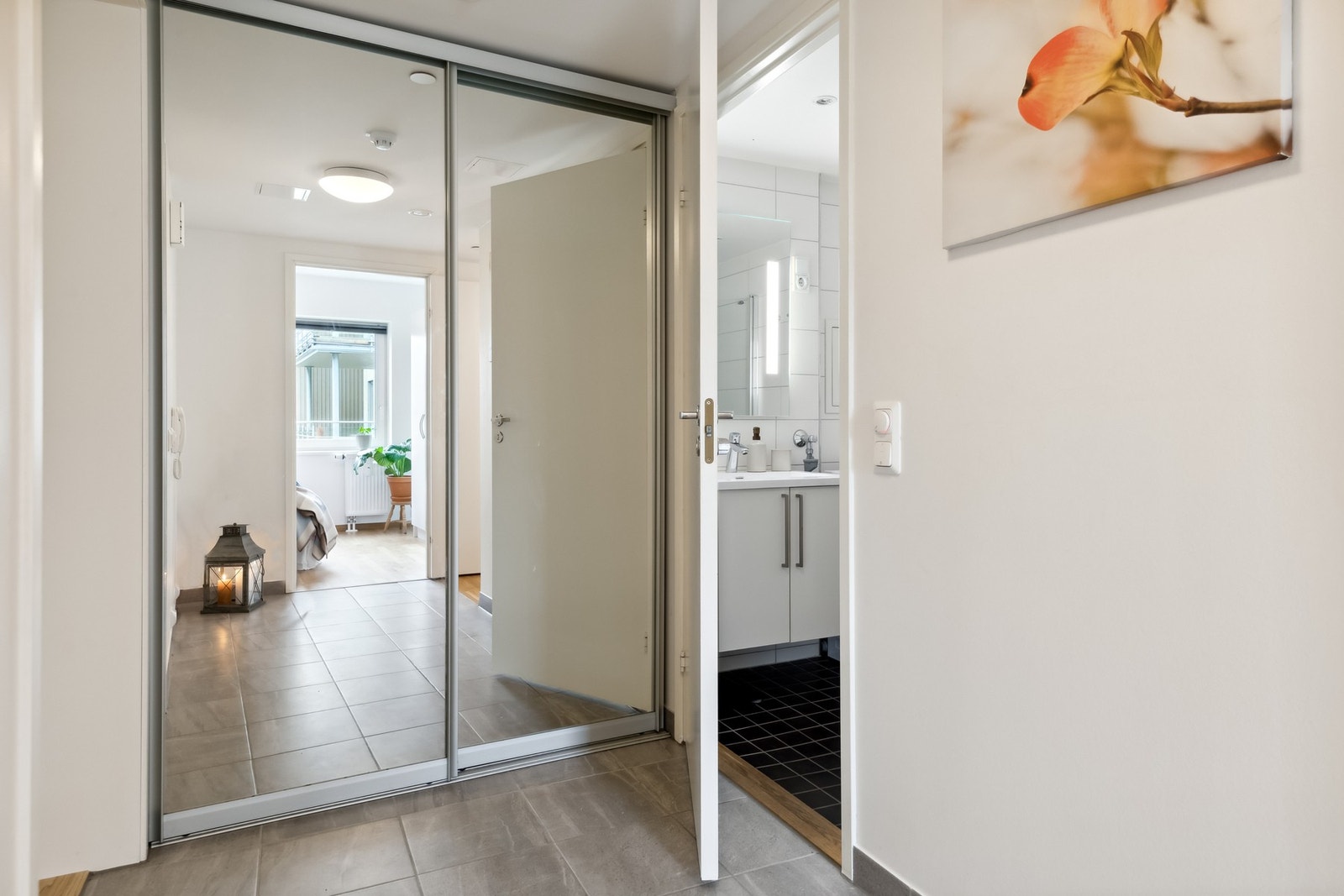 Fra den flislagte entreen på ca 6m2- her er det speilgarderobe med både garderobeplass, og plass til tekniske installasjoner Galleribilde