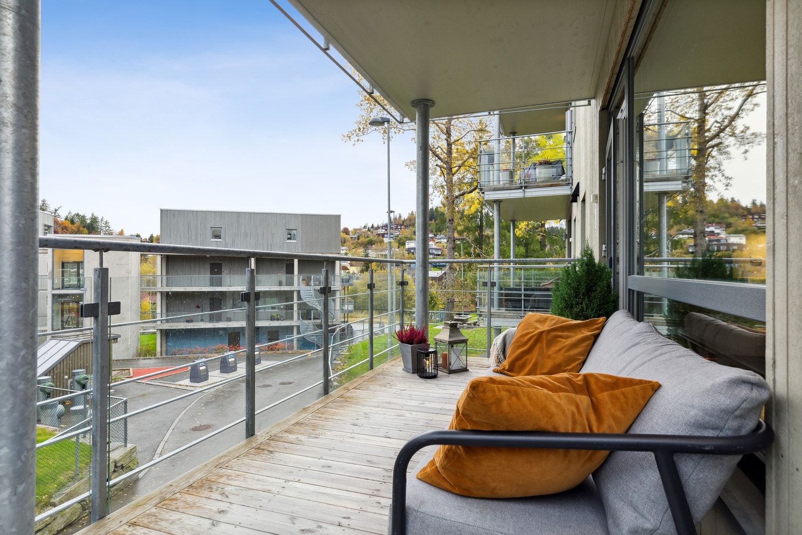 Leiligheten ligger fint til både i bygget og feltet med lite innsyn og gode solforhold Galleribilde