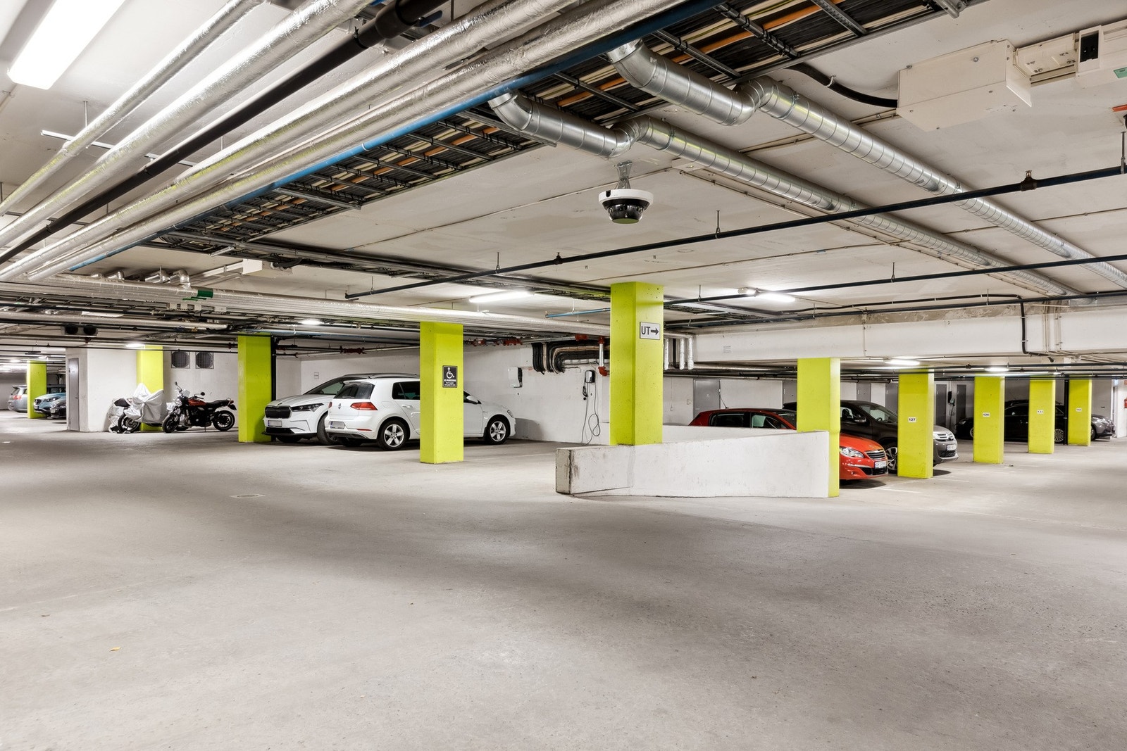 Fast parkeringsplass i oppvarmet p-kjeller, lademulighet på plassen Galleribilde