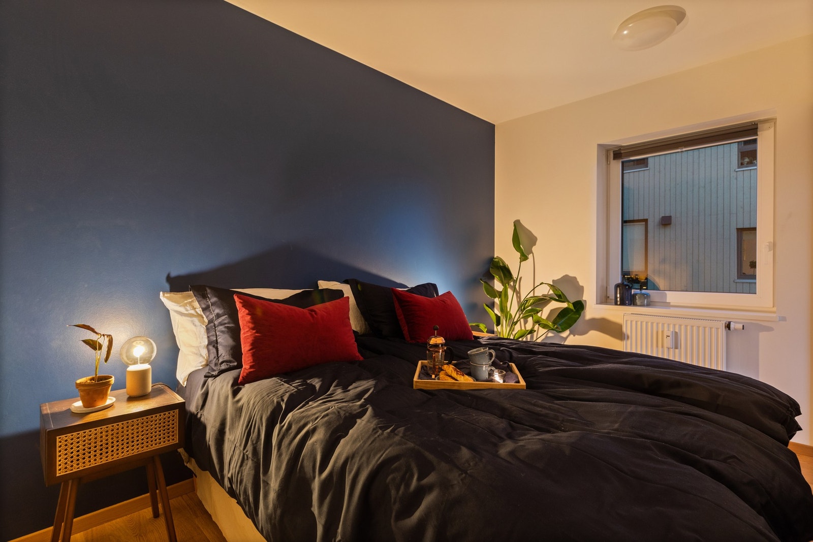 Hovedsoverom på 8m2 med god plass til dobbelseng - inngang fra to sider for effektiv utnyttelse av rommet Galleribilde