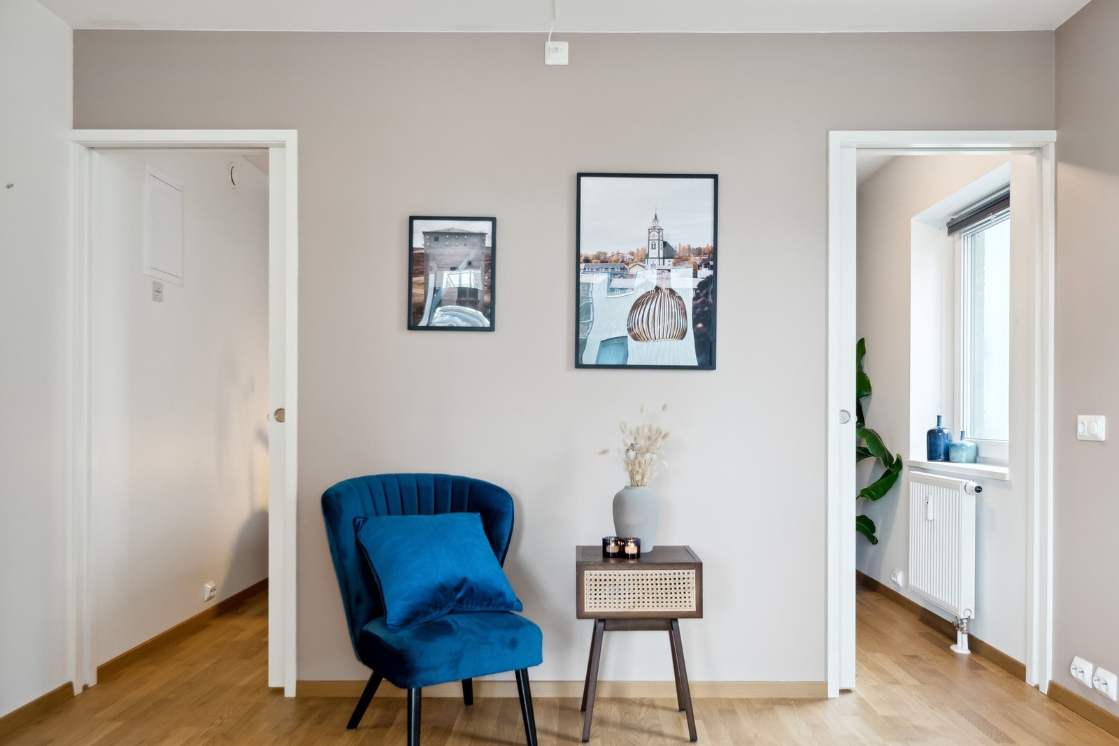 Inngang til hovedsoverom via skyvedører på begge sider av senga, en arealeffektiv løsning. Galleribilde
