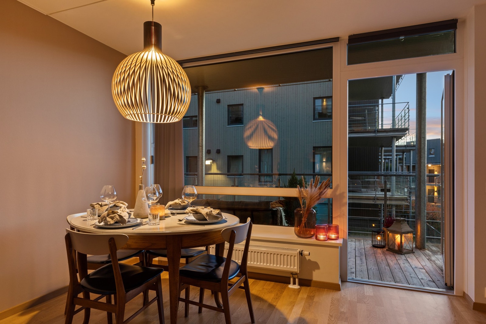Koselig stue med store vindusflater for godt naturlig lysinnslipp Galleribilde