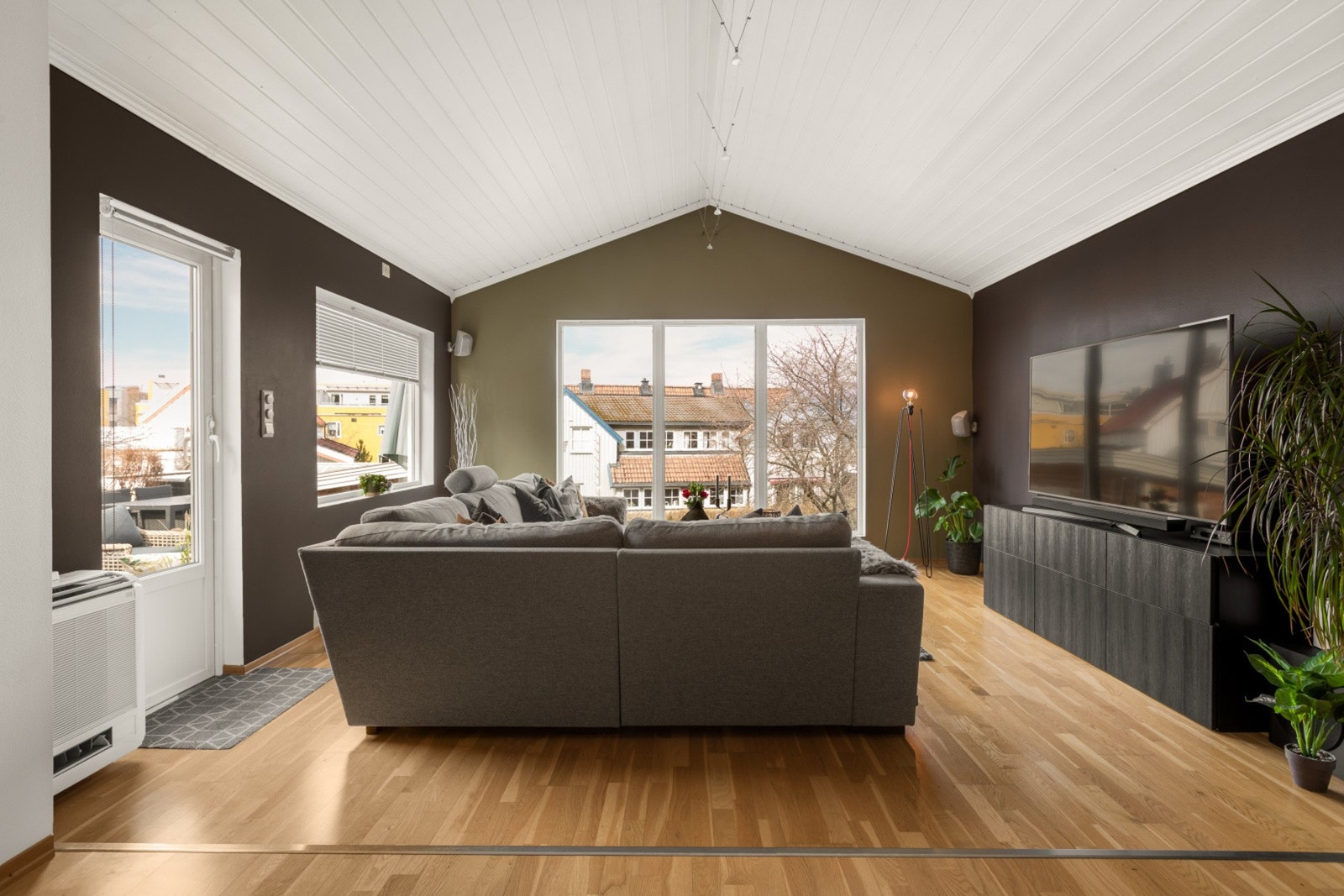 Tv-stuen ligger i en del av boligen som ble påbygd i 1970 og er vendt mot baksiden av huset. Her får du direkte utgang til eiendommens flotte uteareal. Galleribilde