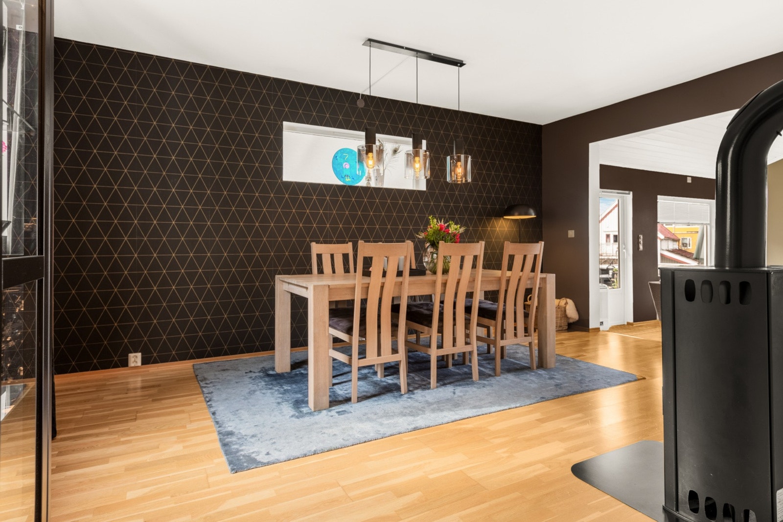 Flott spisestue med plass til langbord og annet møblement. I stuen er det både peis og varmepumpe som oppvarming. Varmepumpen ble satt inn i 2012 og hadde service i 2022. Galleribilde