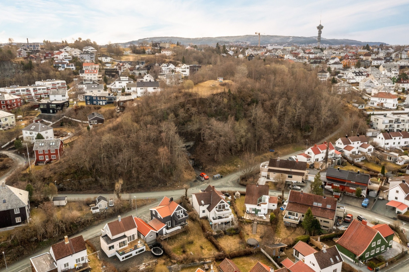 Kuhaugen utkikspost ligger rett bak, og er en fin plass å nyte utsikten over byen. Galleribilde