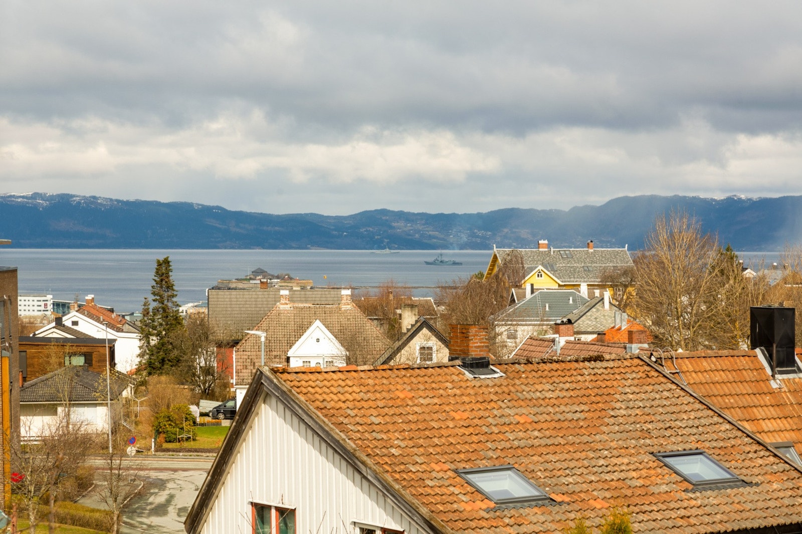 Strålende utsikt fra 2.etasje mot Trondheimsfjorden. Galleribilde