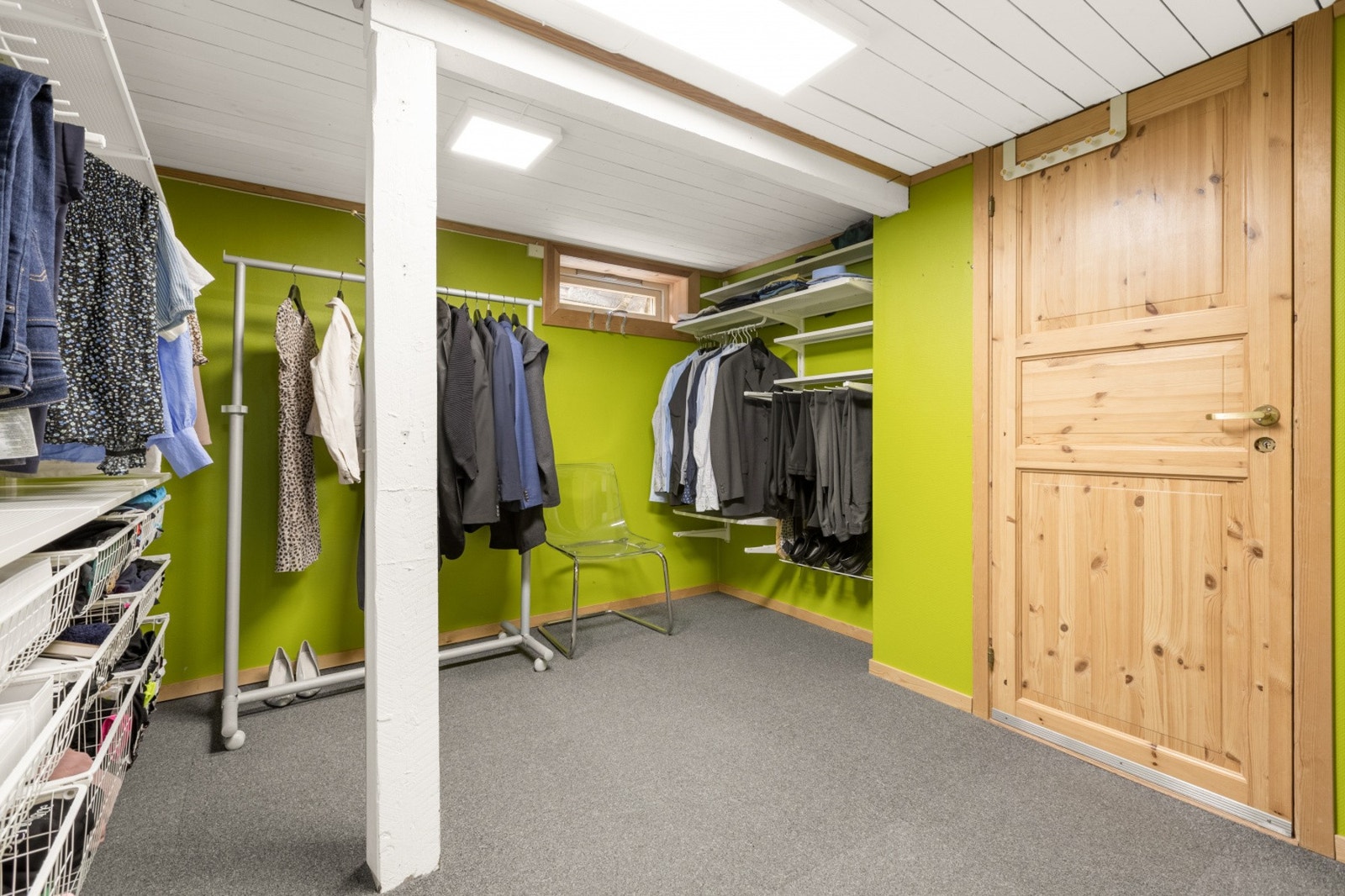 I kjelleren er det også et stort omkledningsrom på 10,5 kvm. Videre to boder på hhv 7,5 og 17 kvm. Det er egen inngang til kjelleren fra baksiden av huset. Galleribilde