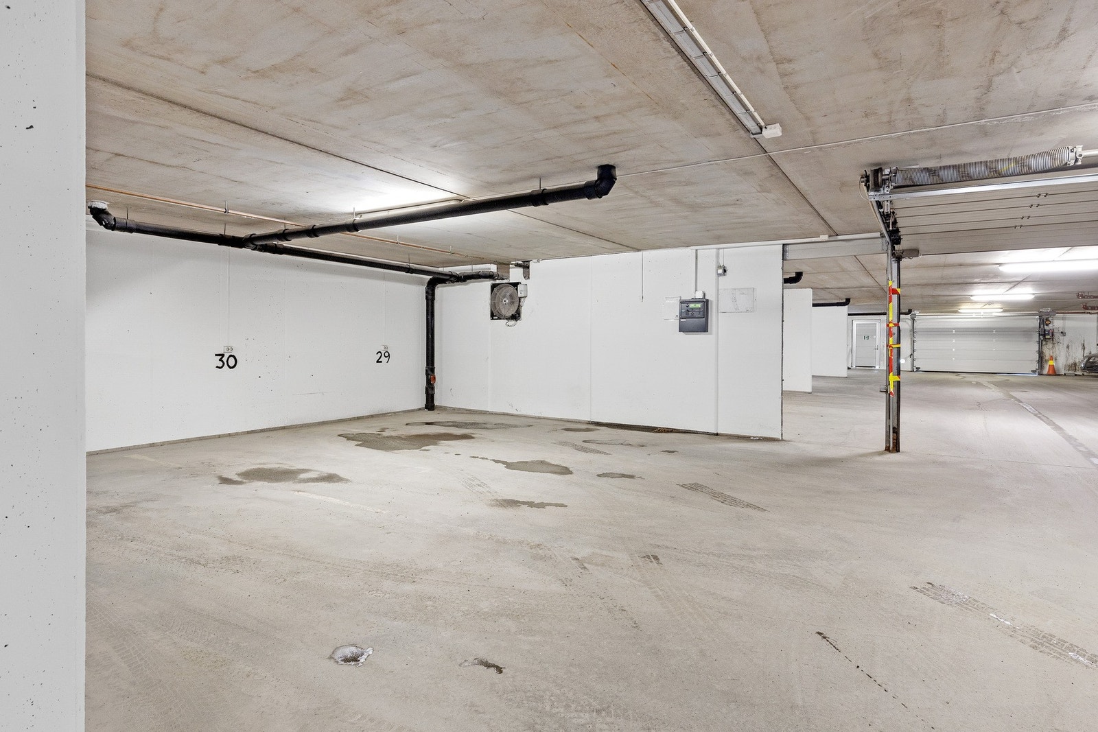 Med leiligheten følger det med en parkeringsplass i garasje med mulighet for elbil lader og mulighet for leie av ekstra plass. Det er også en stor fellesparkering for sykkel. Galleribilde