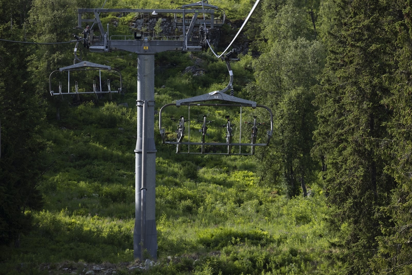 Heisen går også i sommer- og høstsesongen og tar deg opp til fine fotturer og heftige sykkelopplevelser i flytstiene. Galleribilde