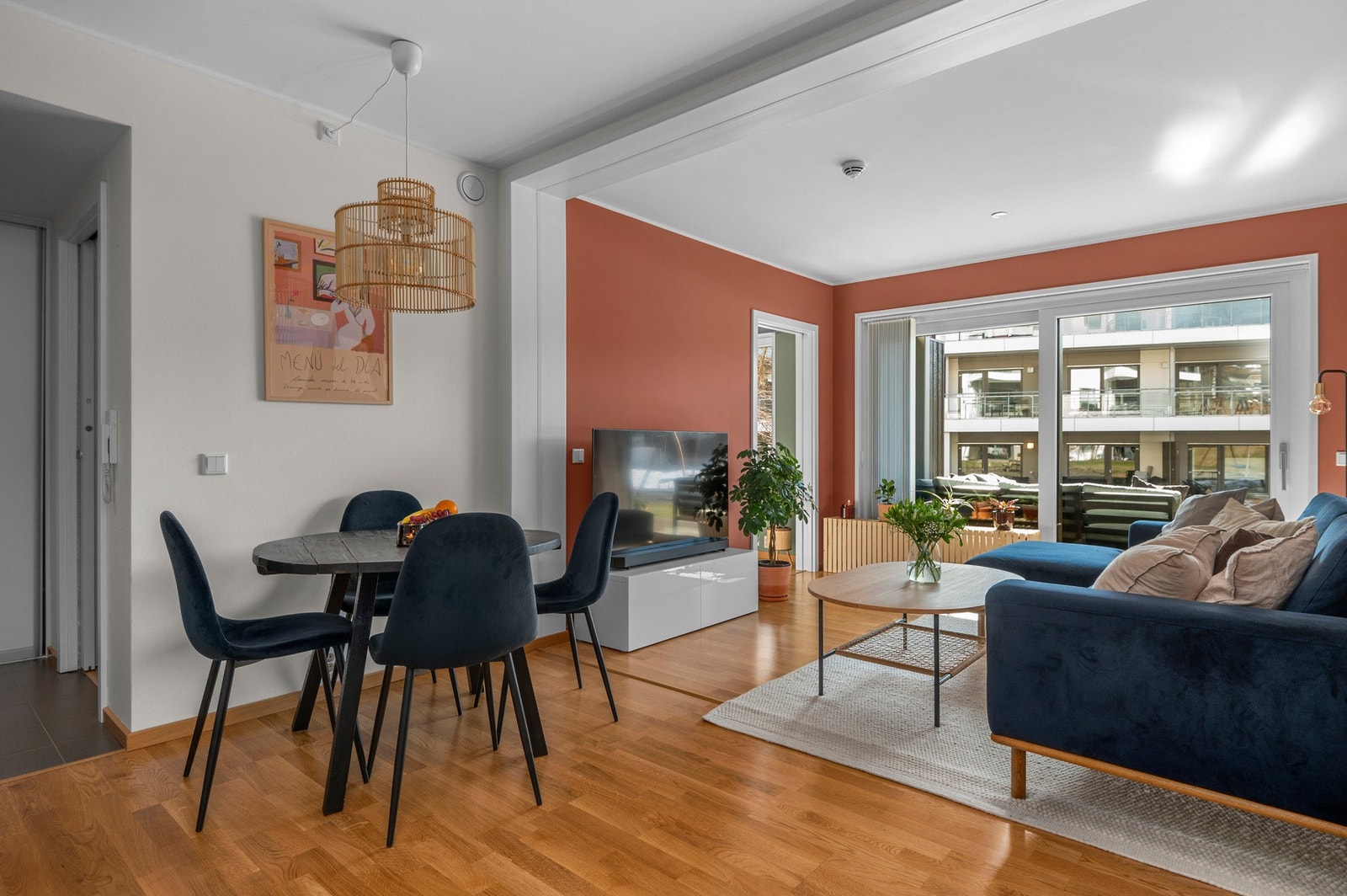 Den åpne løsningen gir god plass til eget spisebord. Galleribilde