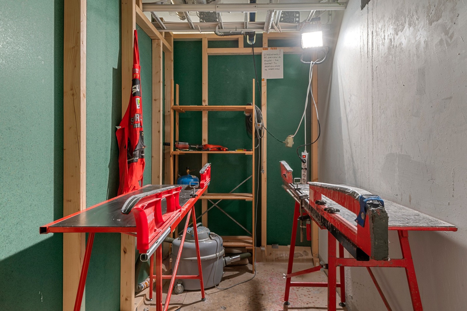 Sameiet disponerer en felles smørebod som er godt utstyrt for prepping av ski. Galleribilde