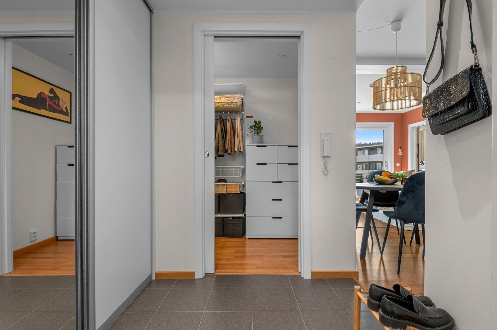 Inngangspartiet og gangen i leiligheten er på 3 kvm, og har god oppbevaringsplass i stor skyvedørsgarderobe. Galleribilde