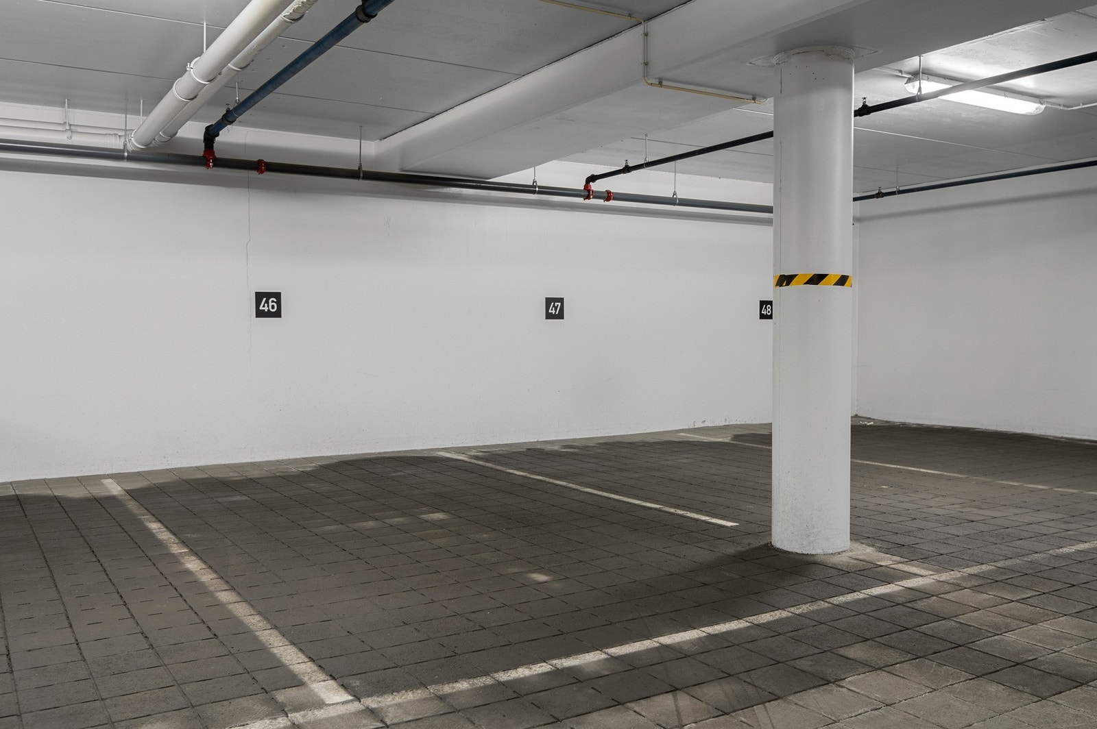 Med leiligheten følger egen privat parkeringsplass i parkeringskjeller. Galleribilde