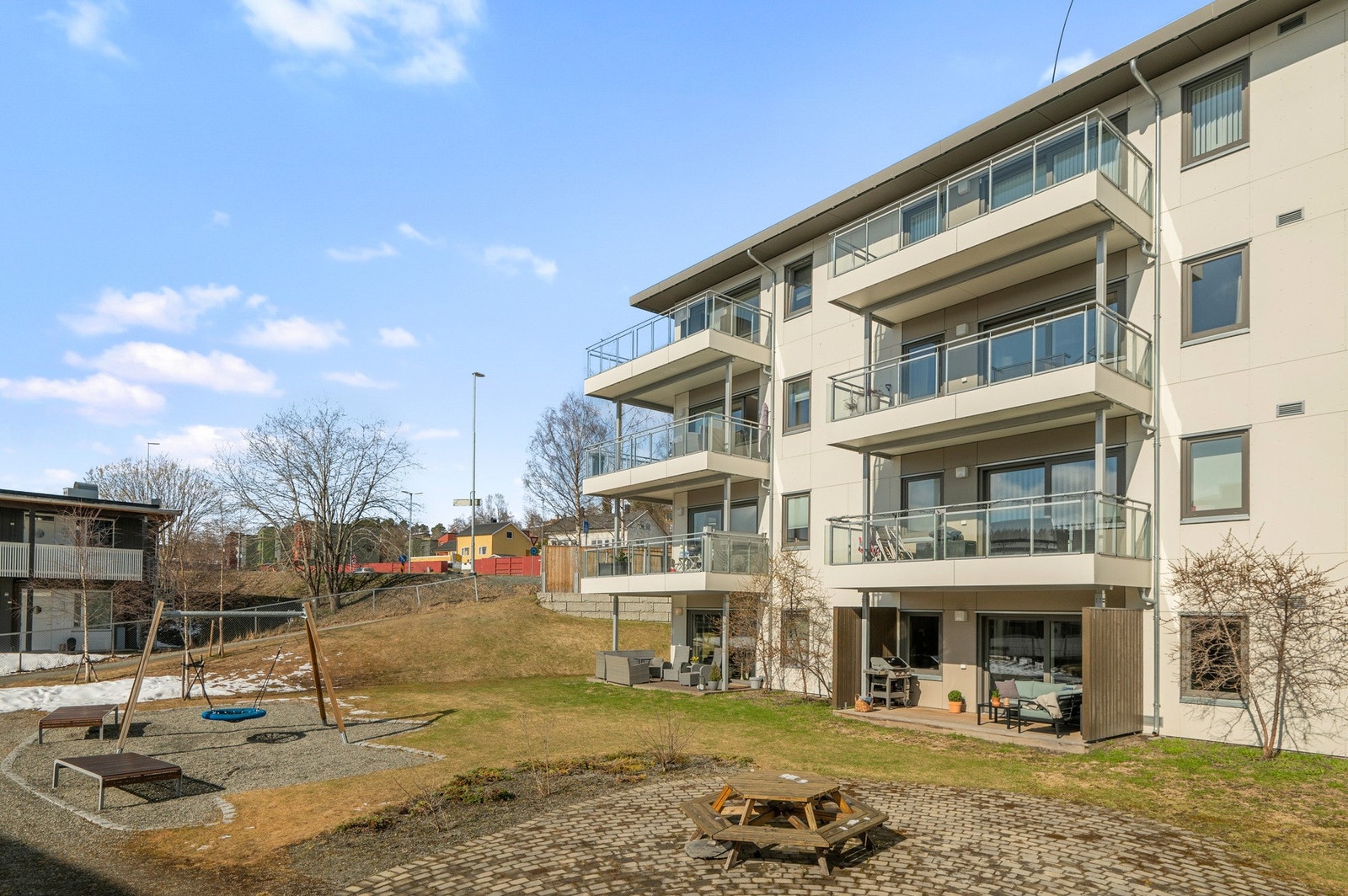 Stort uteområde og avstand mellom blokkene gir lite innsyn til leiligheten. Galleribilde