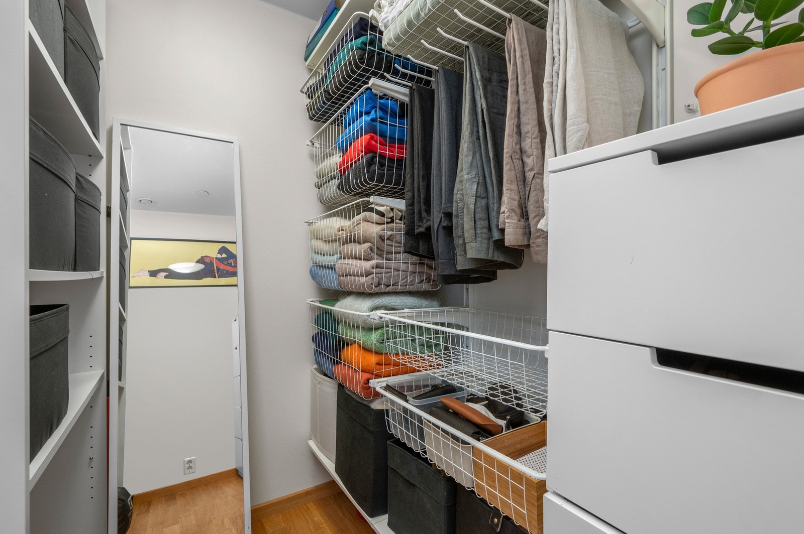 Leiligheten har en praktisk bod/garderobe på 3 kvm. Denne er optimal for oppbevaring. Galleribilde