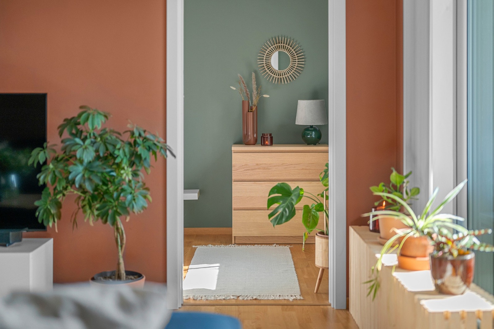 Fra stuen har du skyvedør inn til begge soverommene. Galleribilde