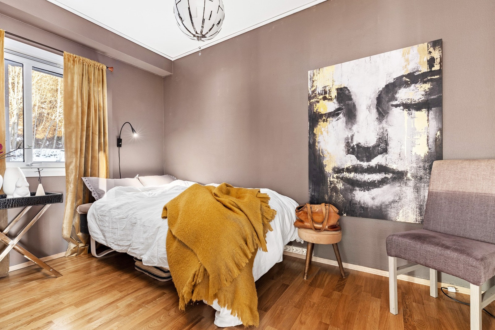 Leiligheten har totalt 3 soverom hvorav alle er av god størrelse som gjør det enkelt å innrede. Galleribilde