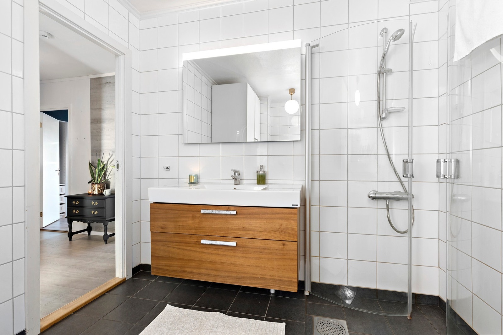 Badet er stor og har innfellbare dusjdører. Galleribilde