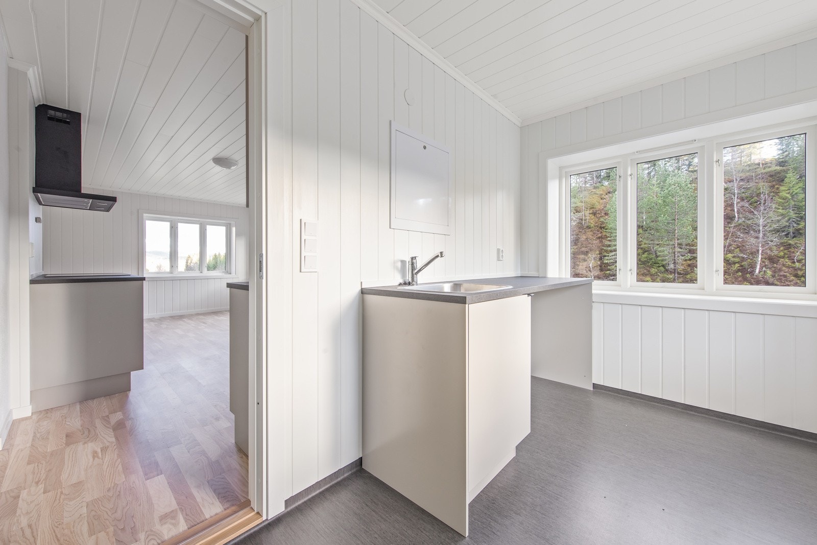 Nytt bad/vaskerom innenfor kjøkkenet Galleribilde