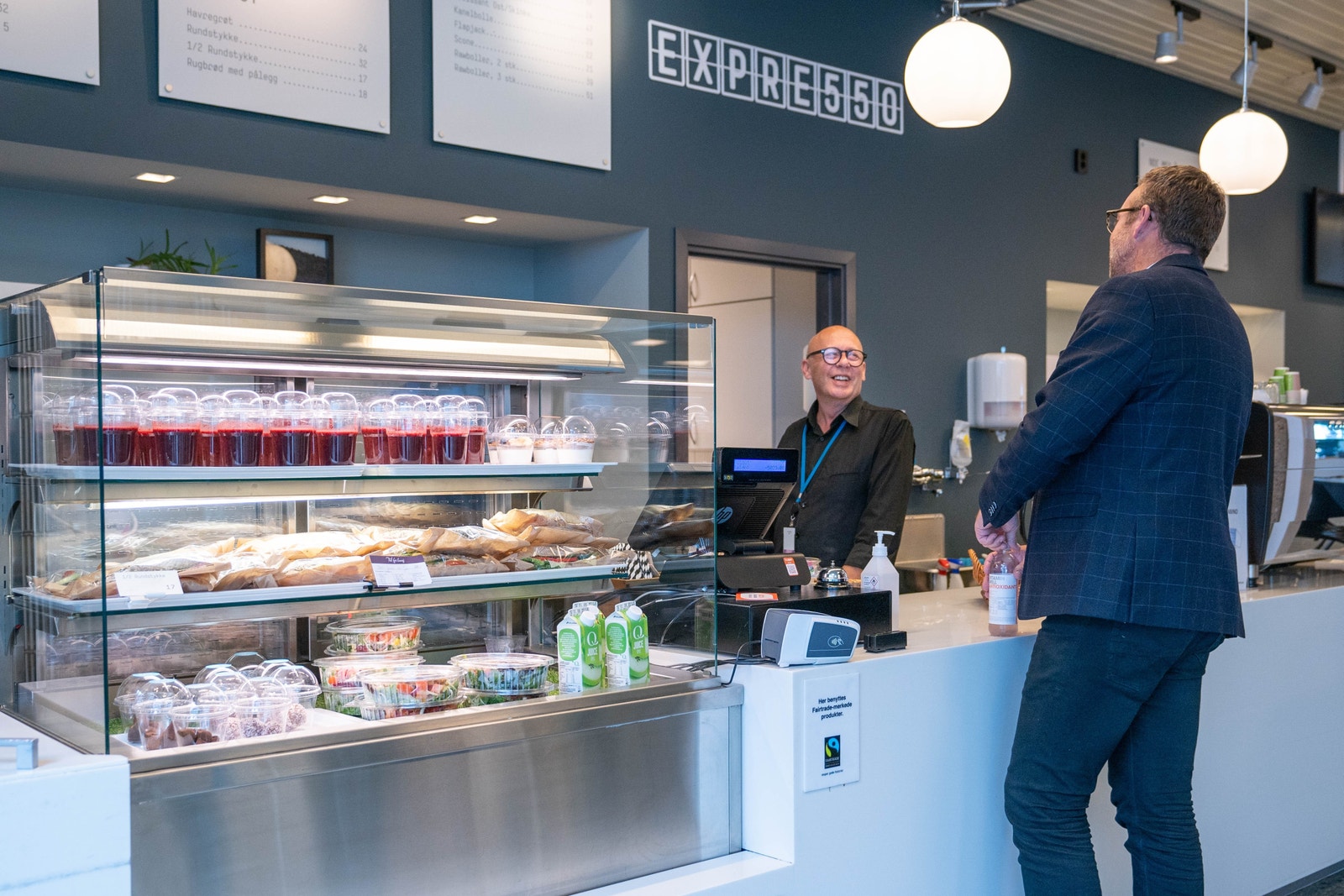 Kaffebaren holder åpent fra 07.00 - 17.00 mandag til fredag Galleribilde